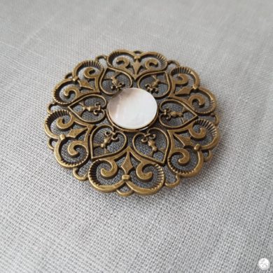 Broche aimantée "Médaillon ajouré cœur bronze nacre"