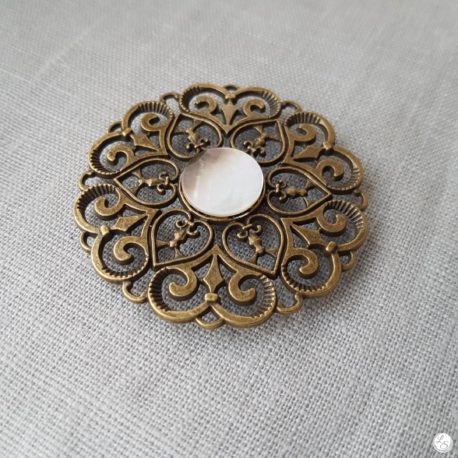 Broche aimantée "Médaillon ajouré cœur bronze nacre"