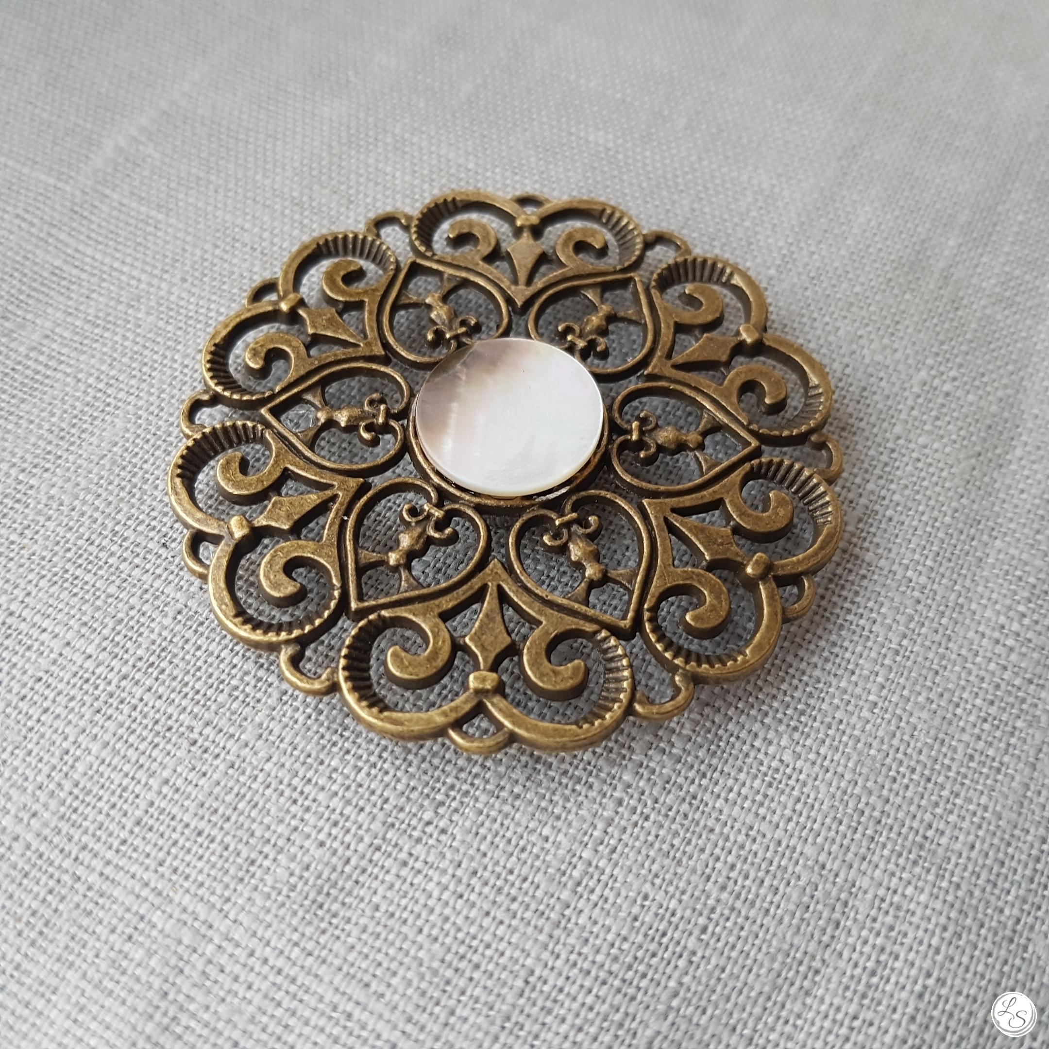 Broche aimantée "Médaillon ajouré cœur bronze nacre"