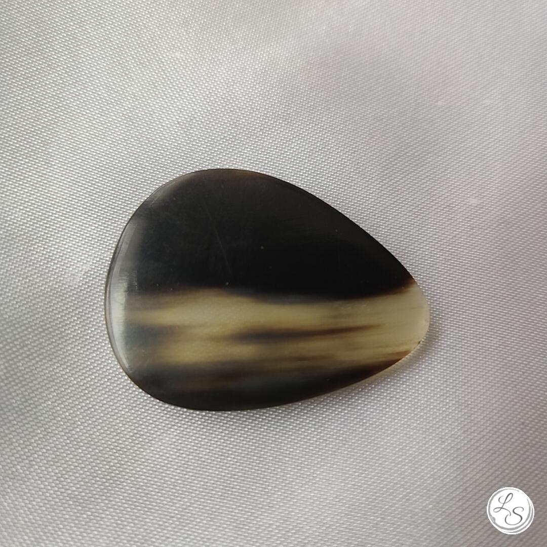 BROCHE AIMANTÉE CRÉATION UNIQUE "Médiator corne de Zébu"