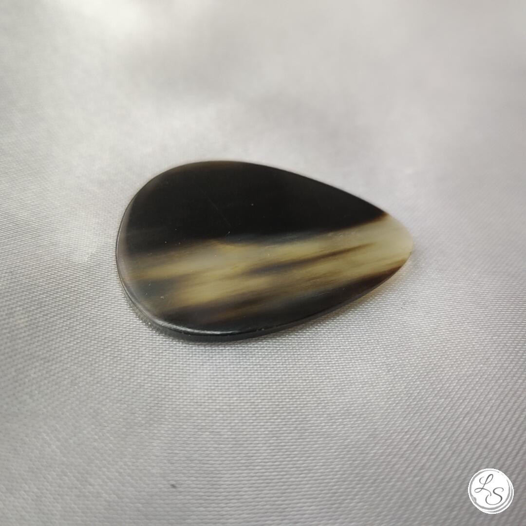 BROCHE AIMANTÉE CRÉATION UNIQUE "Médiator corne de Zébu" – Image 3