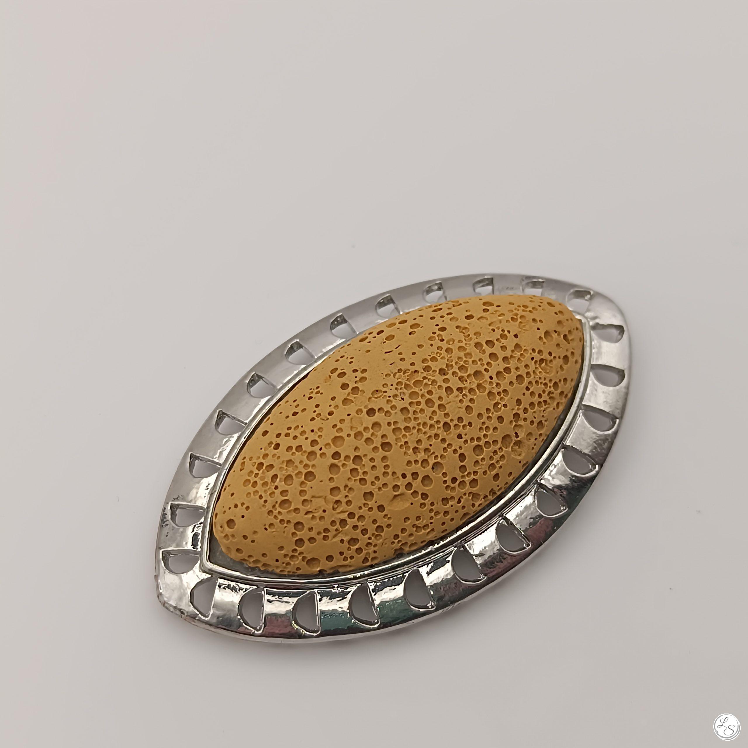 BROCHE AIMANTÉE CRÉATION UNIQUE "Œil moutarde pierre de lave"