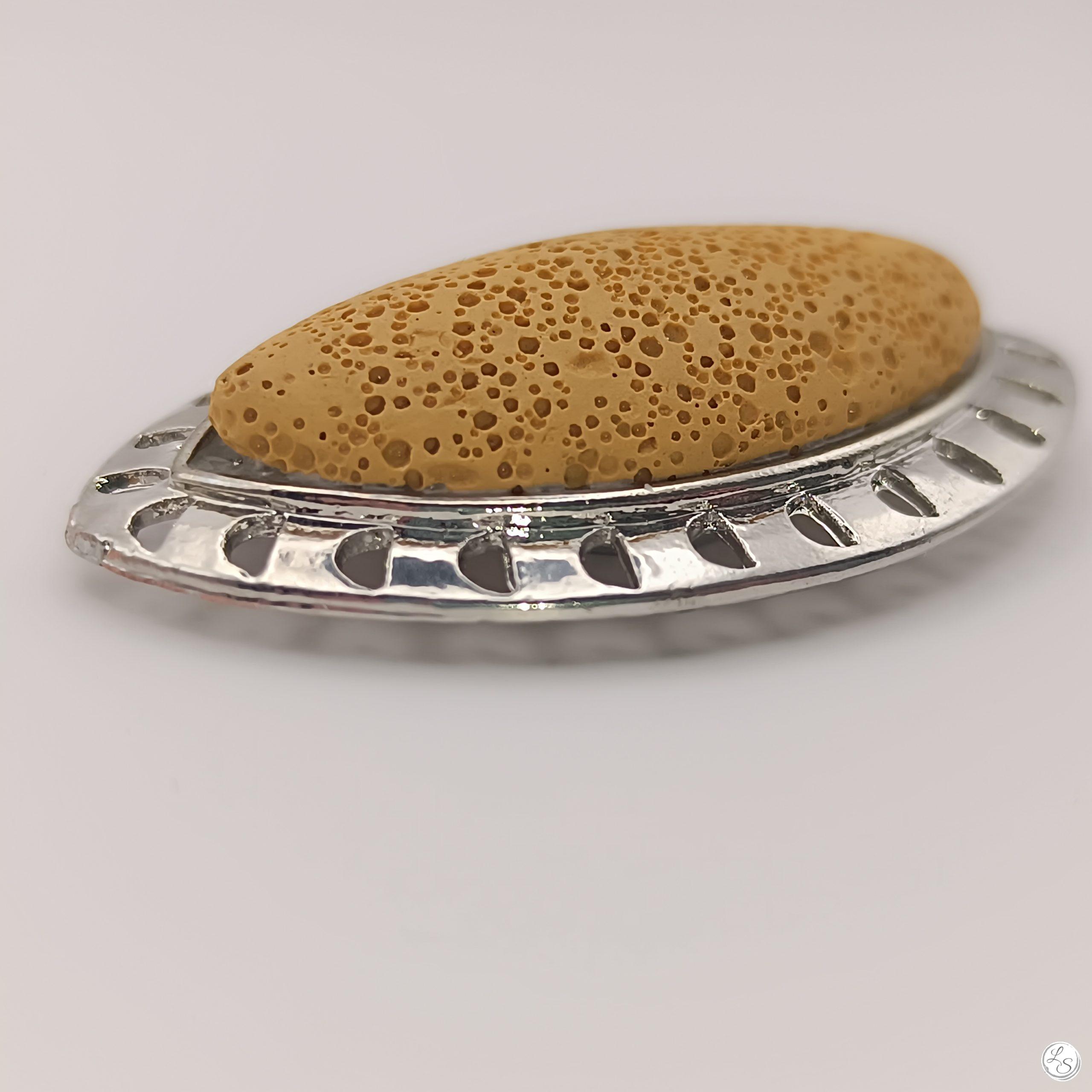 BROCHE AIMANTÉE CRÉATION UNIQUE "Œil moutarde pierre de lave" – Image 5