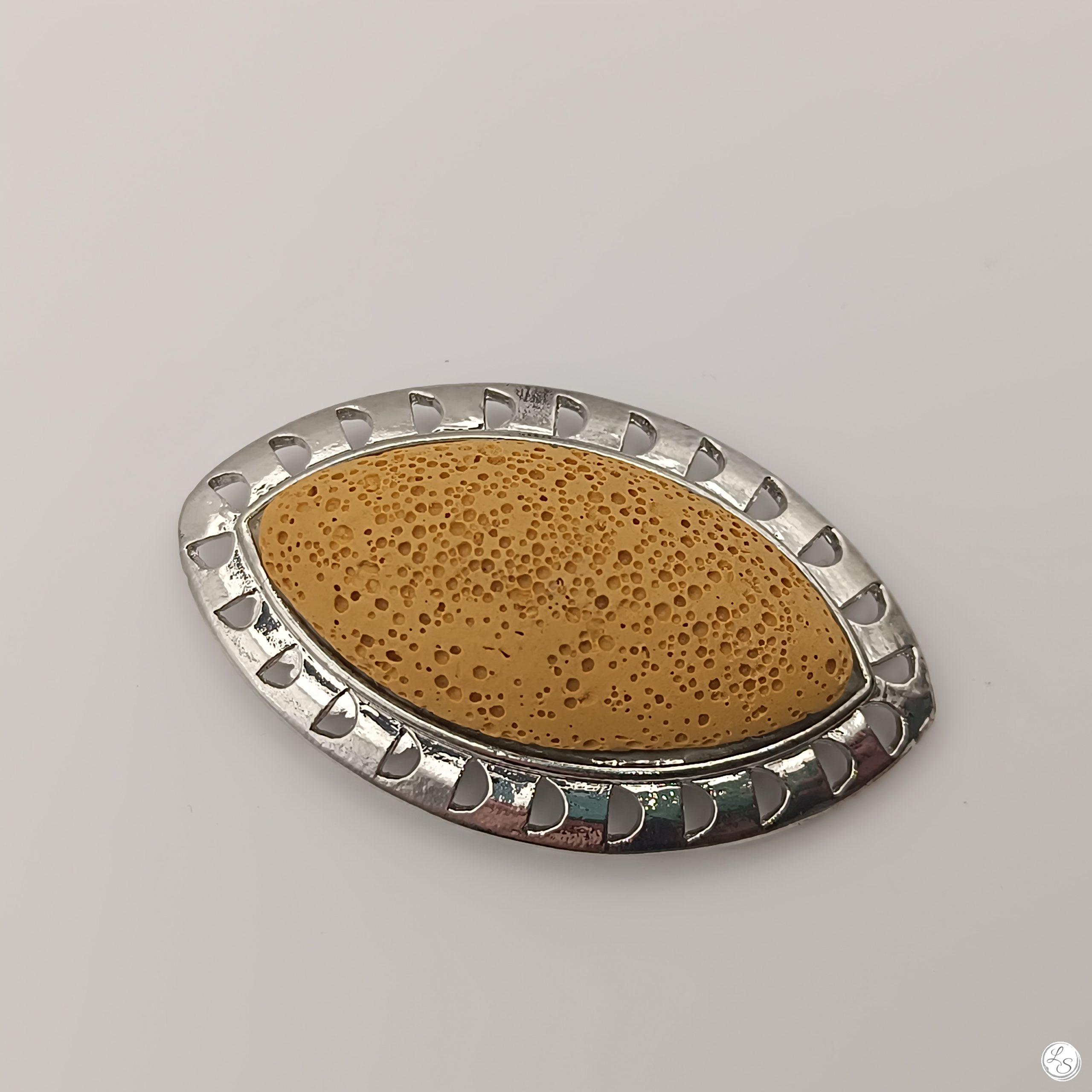 BROCHE AIMANTÉE CRÉATION UNIQUE "Œil moutarde pierre de lave" – Image 4