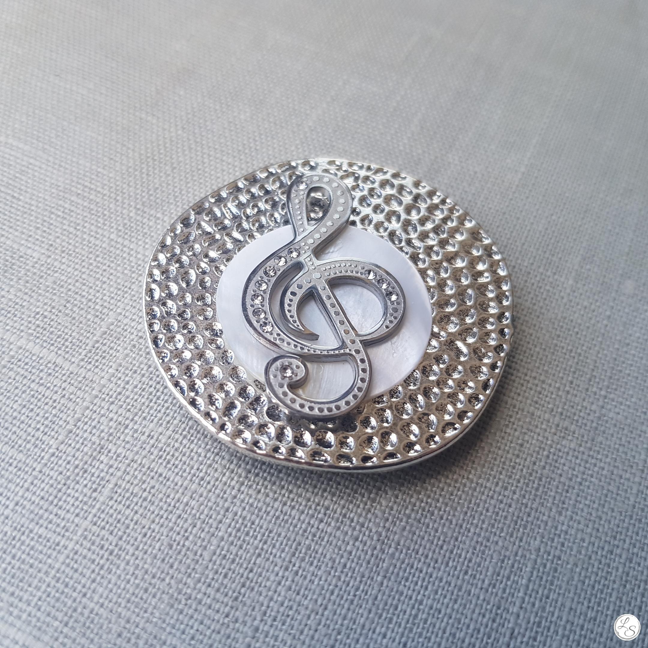 Broche aimantée "Clé de sol strass sur médaillon argenté" – Image 3