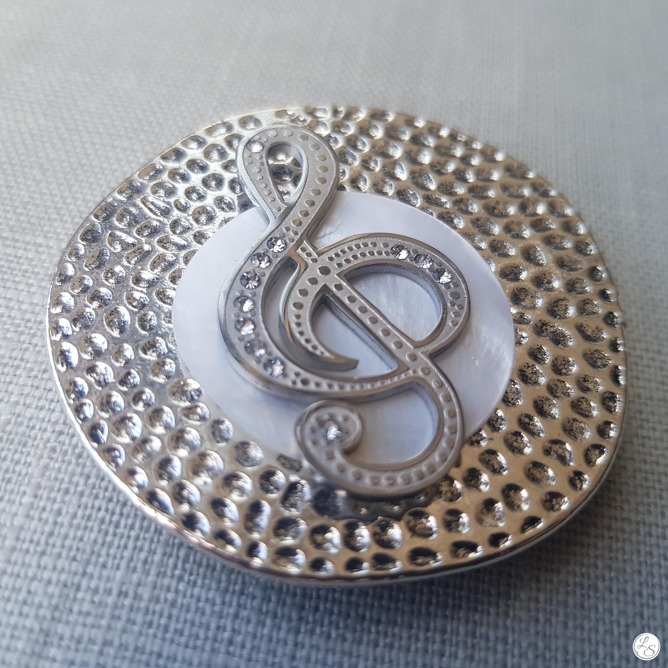 Broche aimantée "Clé de sol strass sur médaillon argenté"