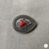 Broche aimantée "Ovale argenté triangle rouge style ethnique"