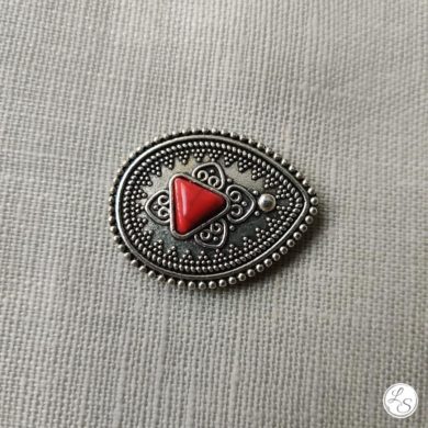 Broche aimantée "Ovale argenté triangle rouge style ethnique"
