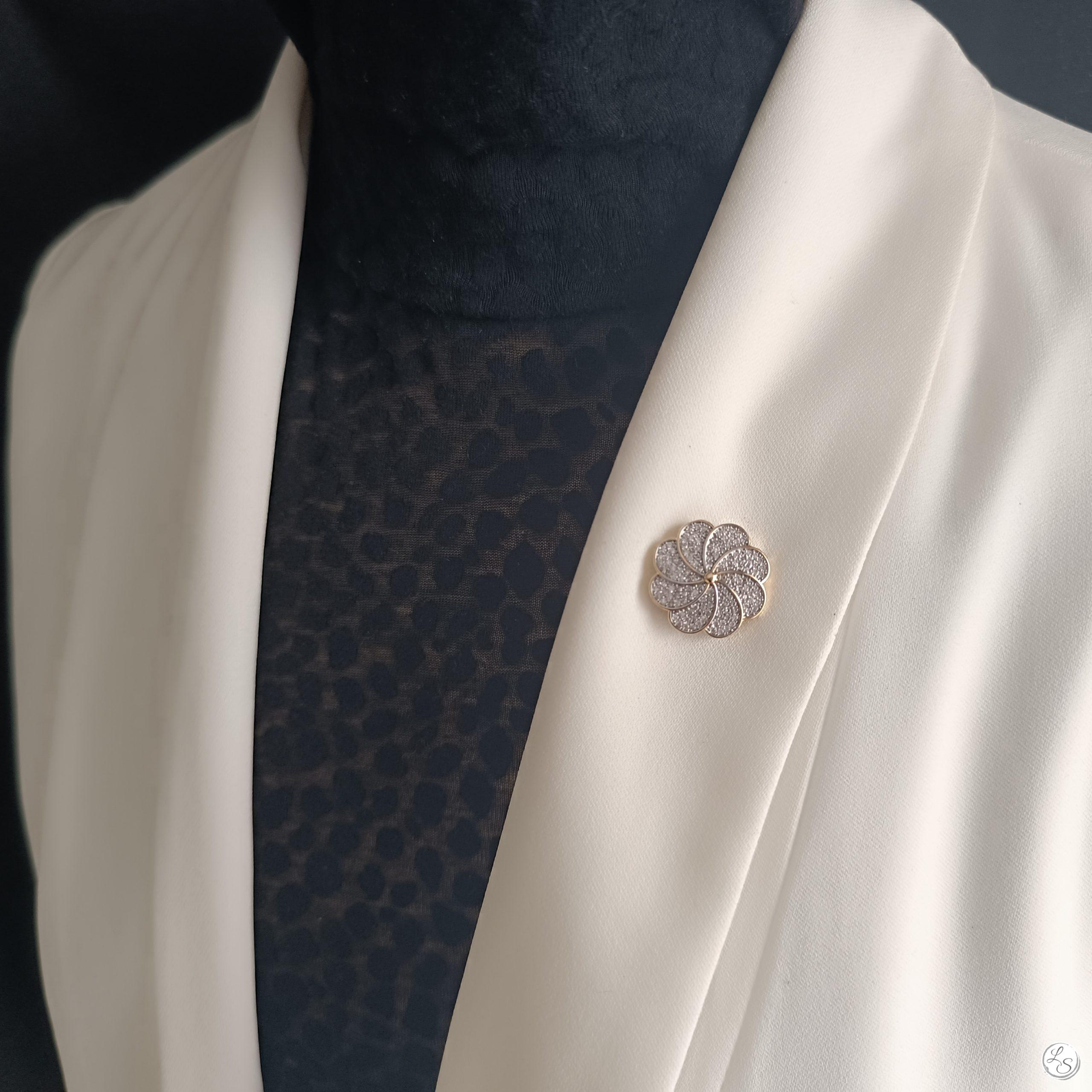 Broche aimantée "Petite fleur rosace dorée strass" – Image 4