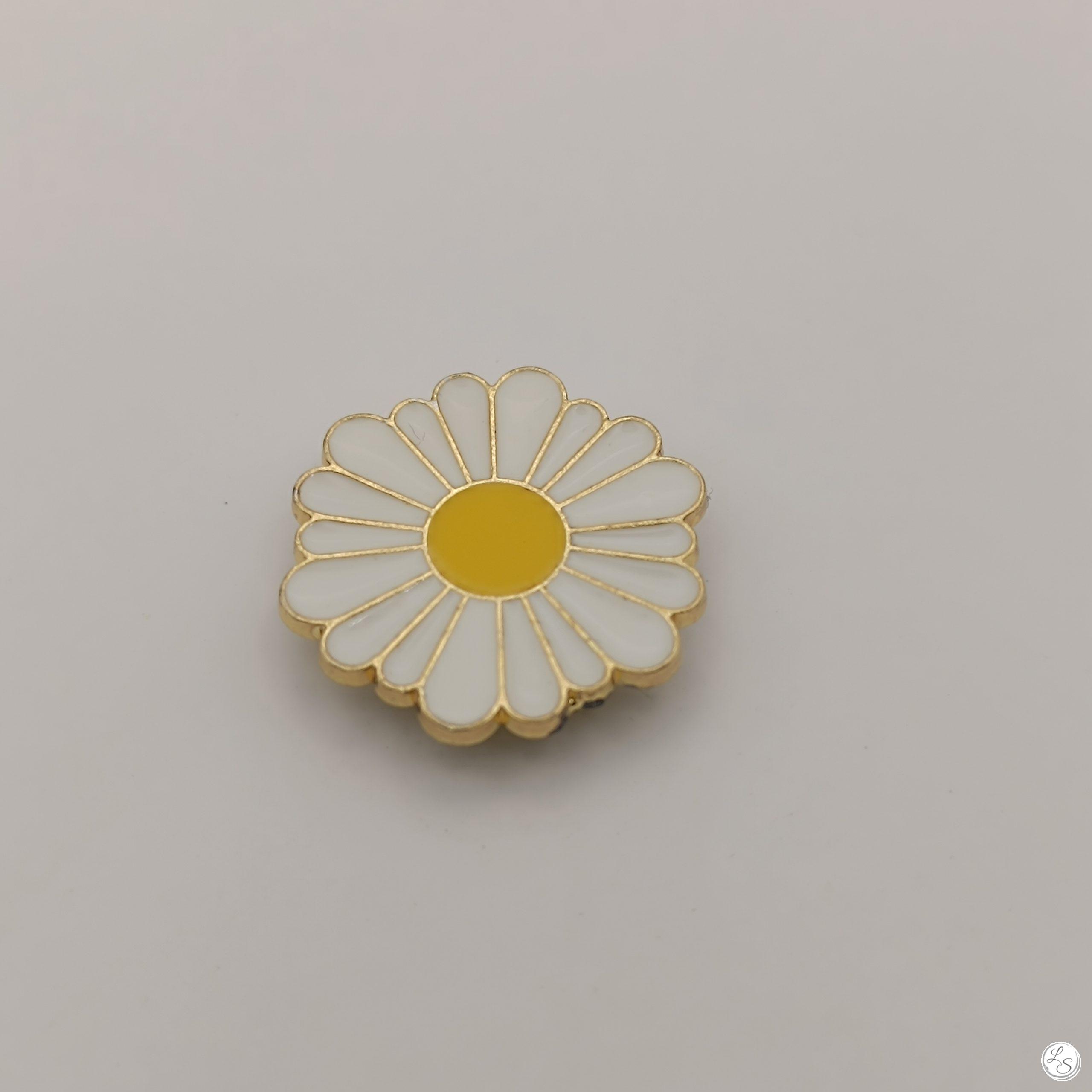 Broche aimantée "Petite Marguerite émaillée blanche" – Image 4