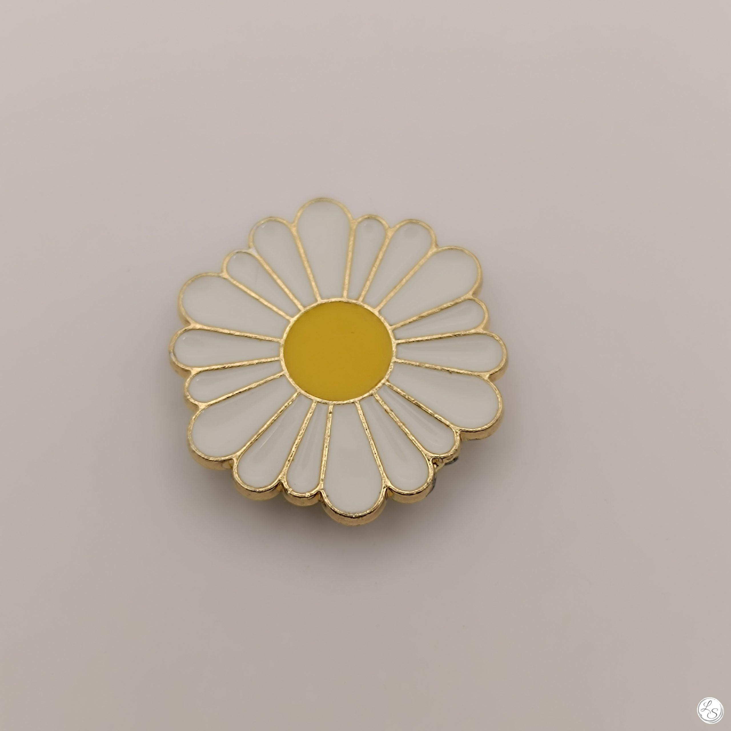 Broche aimantée "Petite Marguerite émaillée blanche"