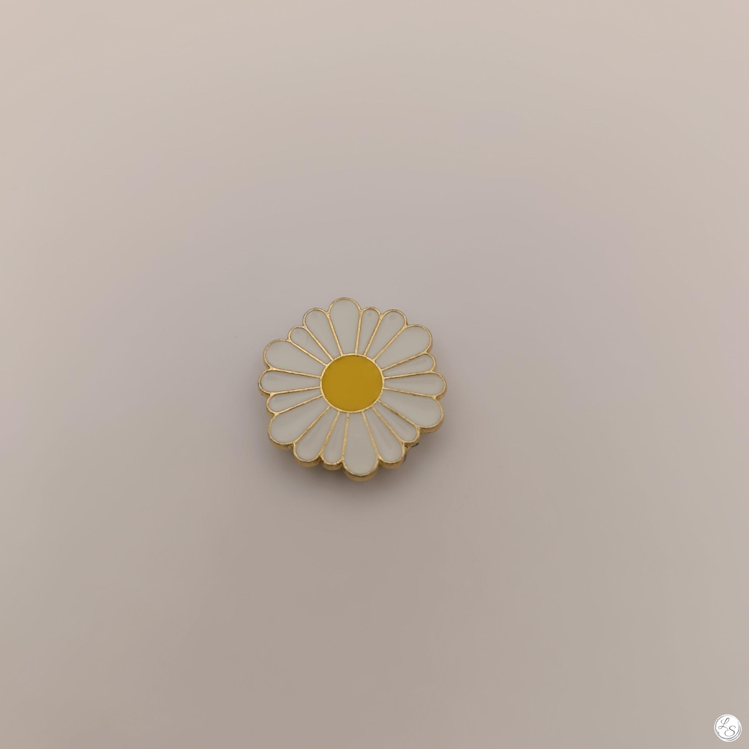 Broche aimantée "Petite Marguerite émaillée blanche" – Image 3