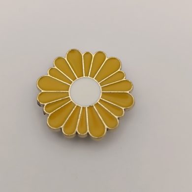 Broche aimantée "Petite Marguerite émaillée jaune"