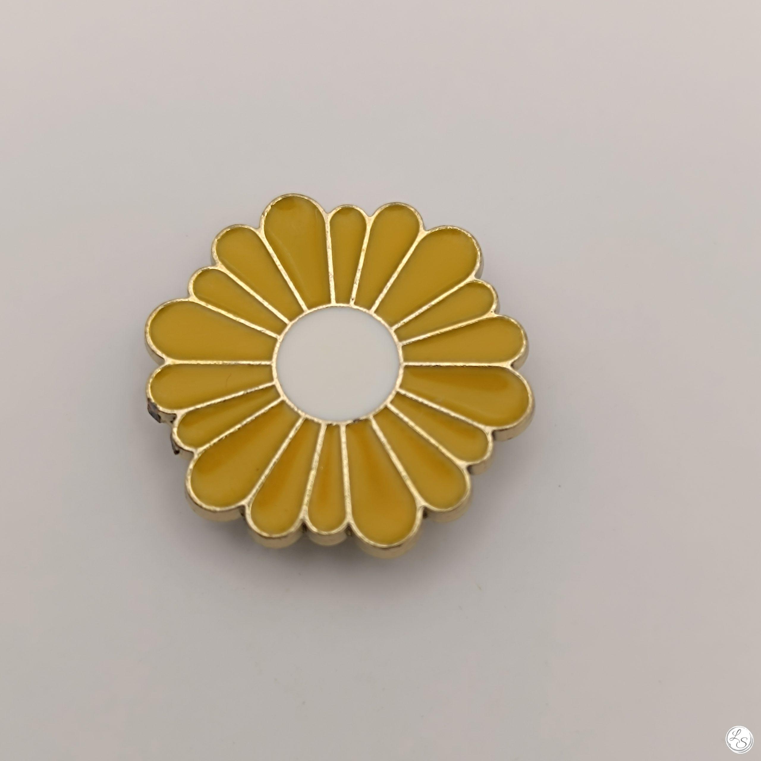 Broche aimantée "Petite Marguerite émaillée jaune"
