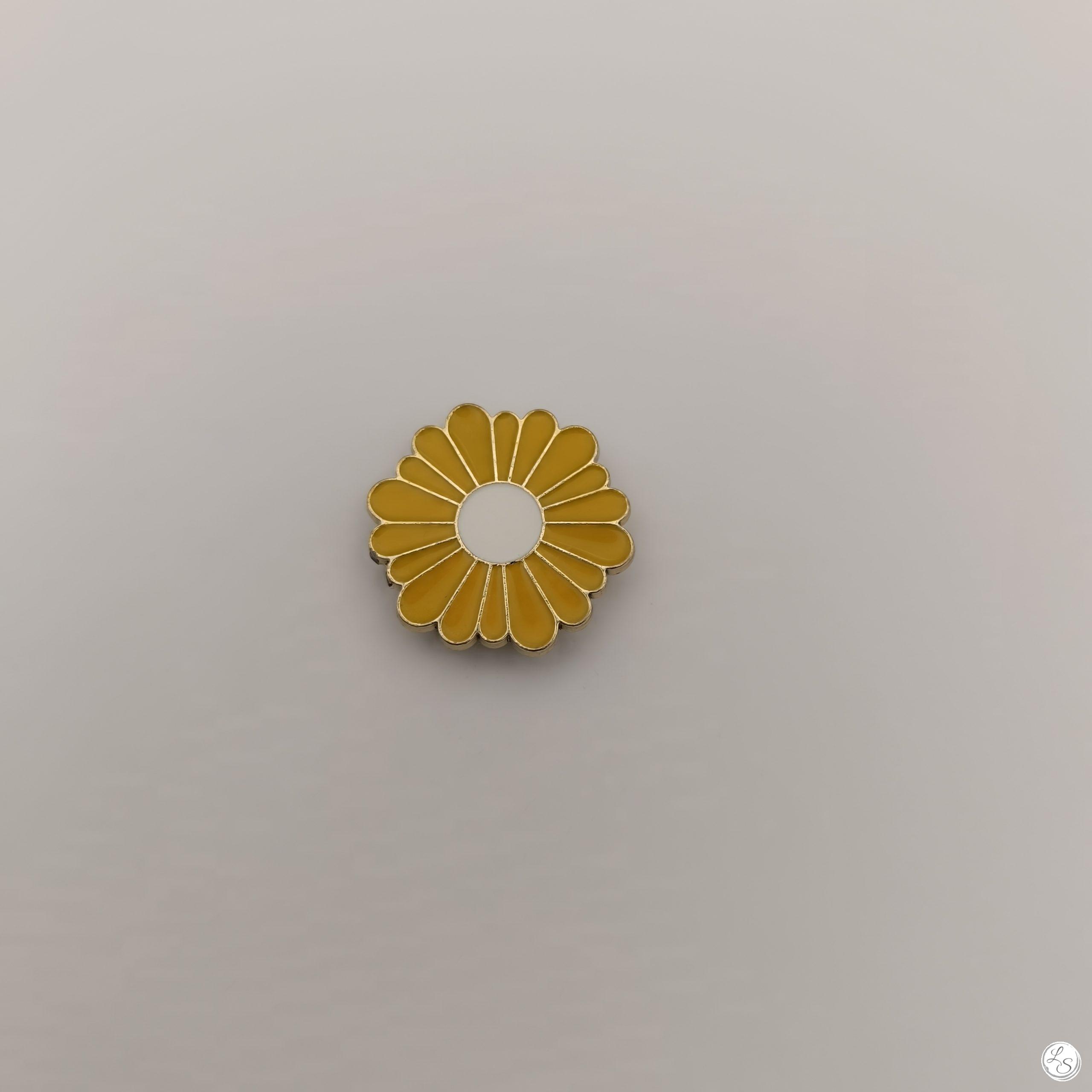 Broche aimantée "Petite Marguerite émaillée jaune" – Image 2
