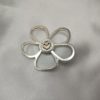 Broche aimantée "Porte lunettes fleur cœur"