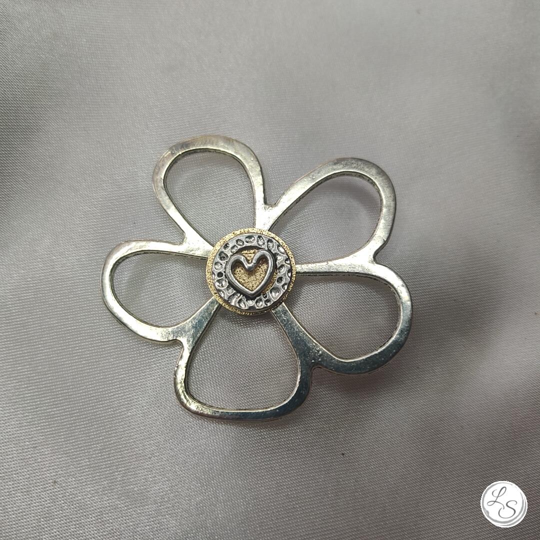 Broche aimantée "Porte lunettes fleur cœur" – Image 3