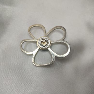Broche aimantée "Porte lunettes fleur cœur"