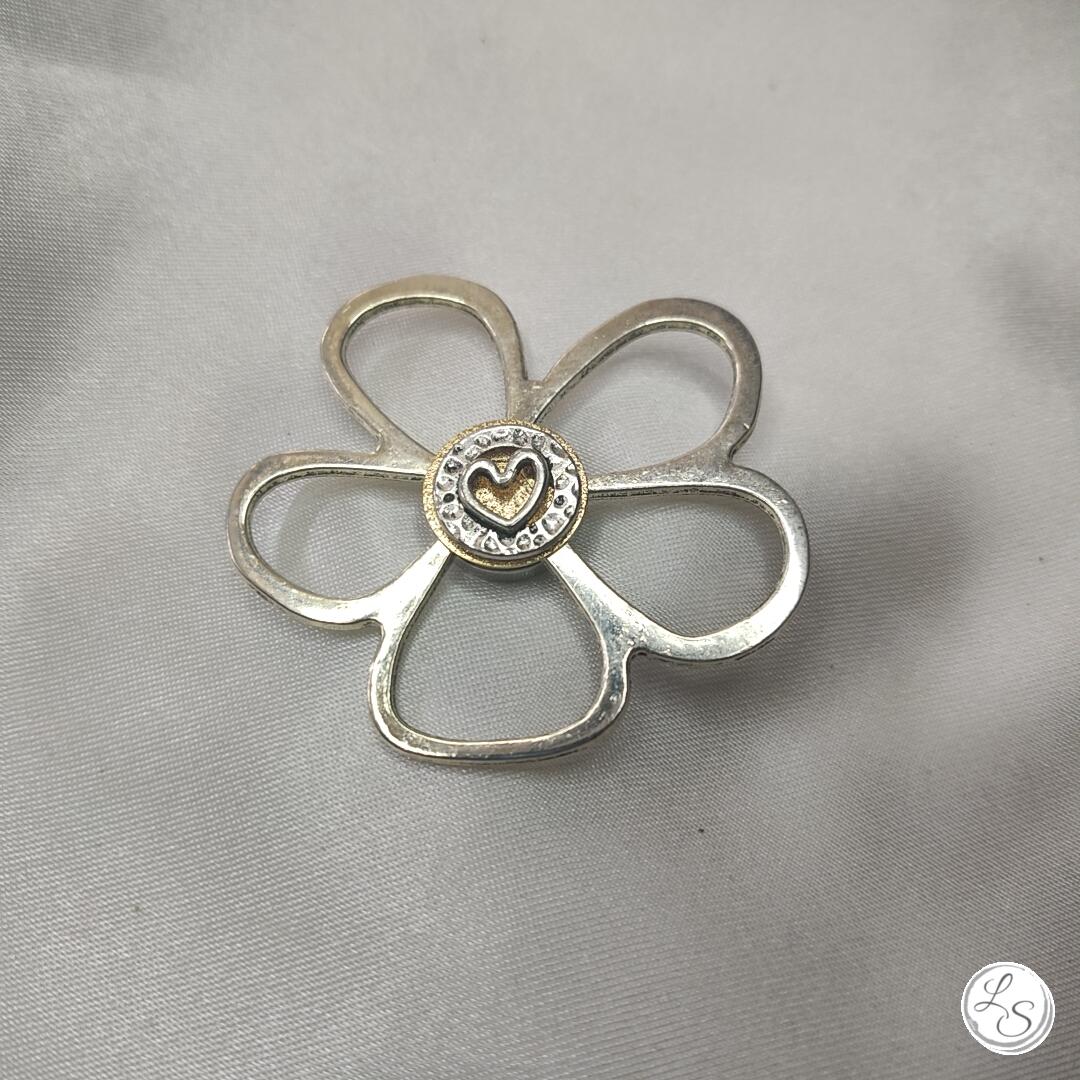 Broche aimantée "Porte lunettes fleur cœur"