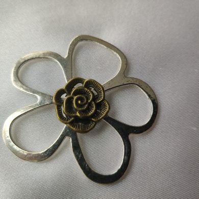 Broche aimantée "Porte lunettes fleur argentée et bronze"