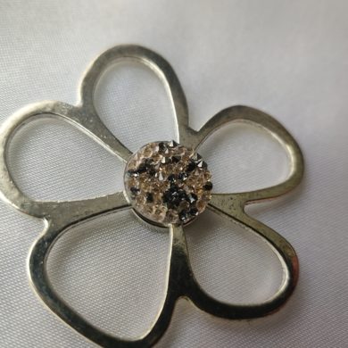 Broche aimantée "Porte lunettes fleur argentée swarovski gris rose"