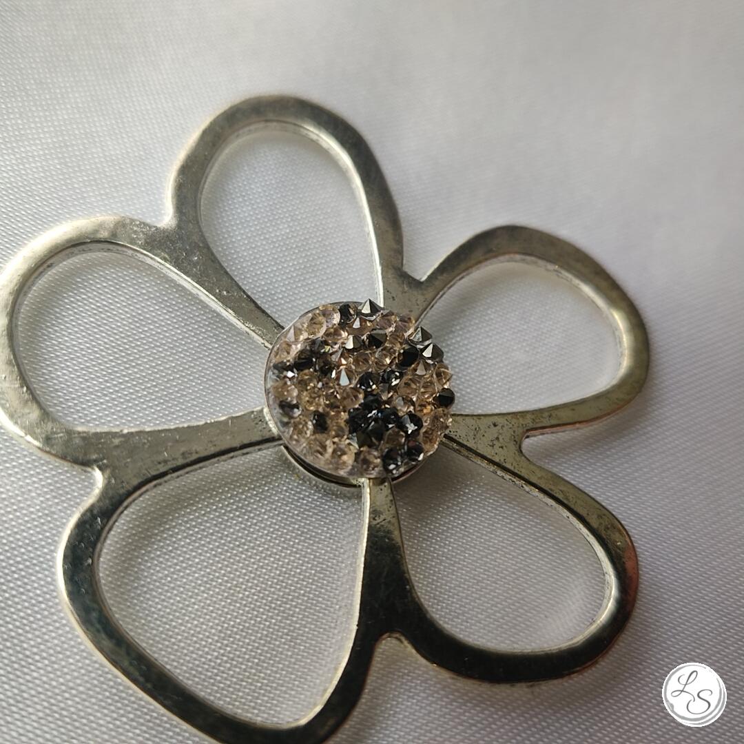 Broche aimantée "Porte lunettes fleur argentée swarovski gris rose"
