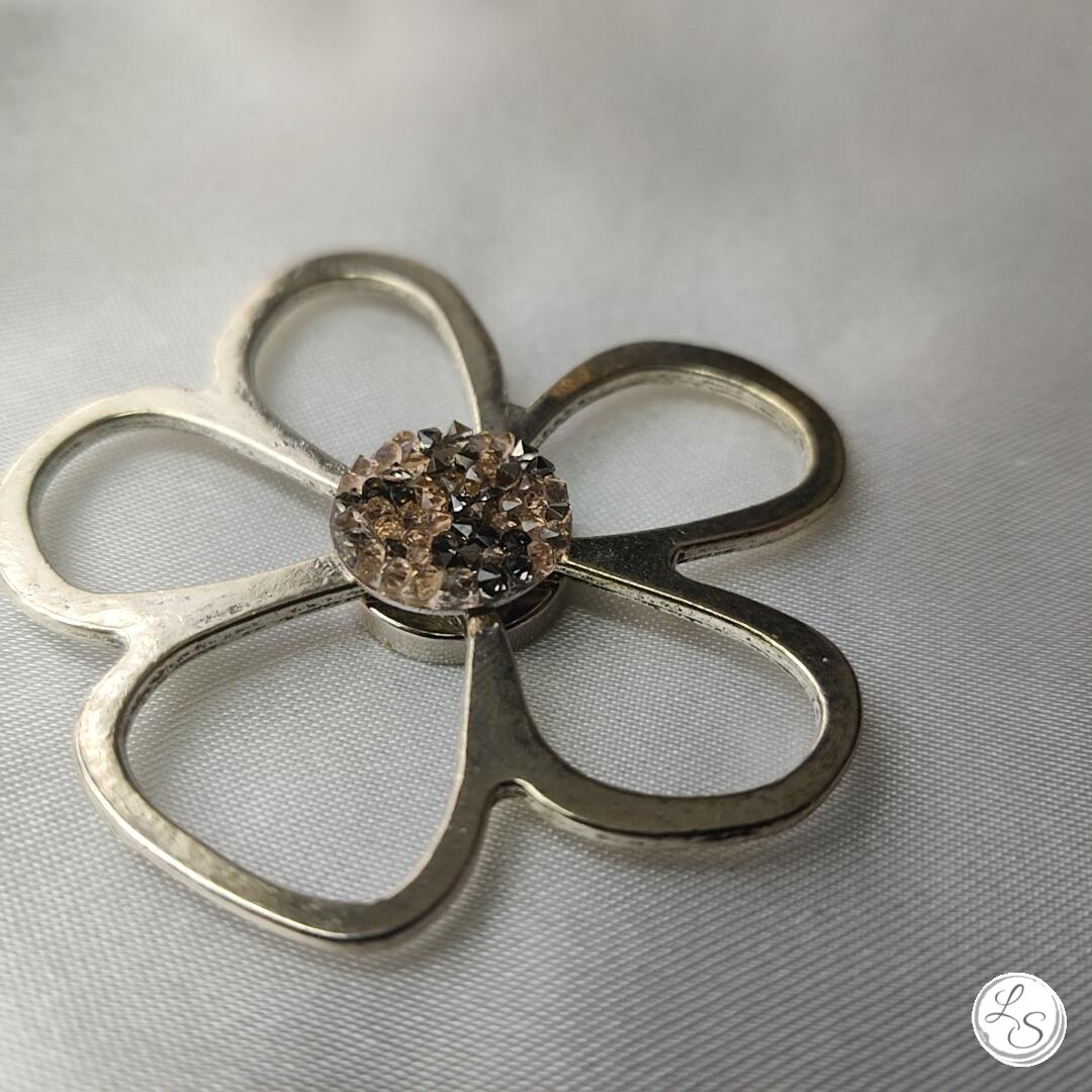 Broche aimantée "Porte lunettes fleur argentée swarovski gris rose" – Image 3