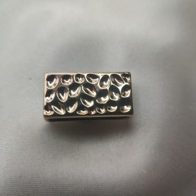 Broche aimantée "Tube rose porte lunettes"