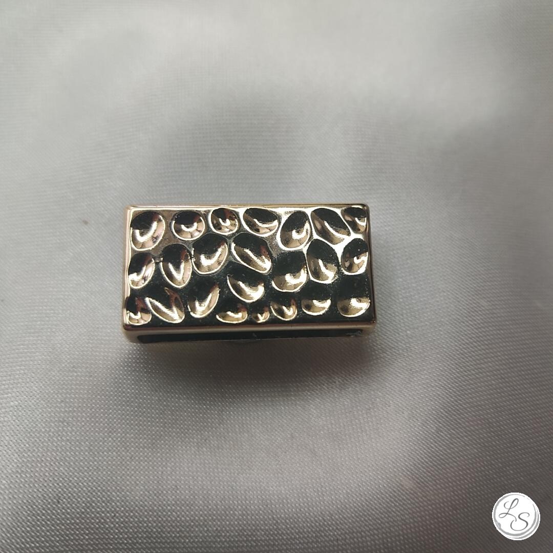 Broche aimantée "Tube rose porte lunettes"