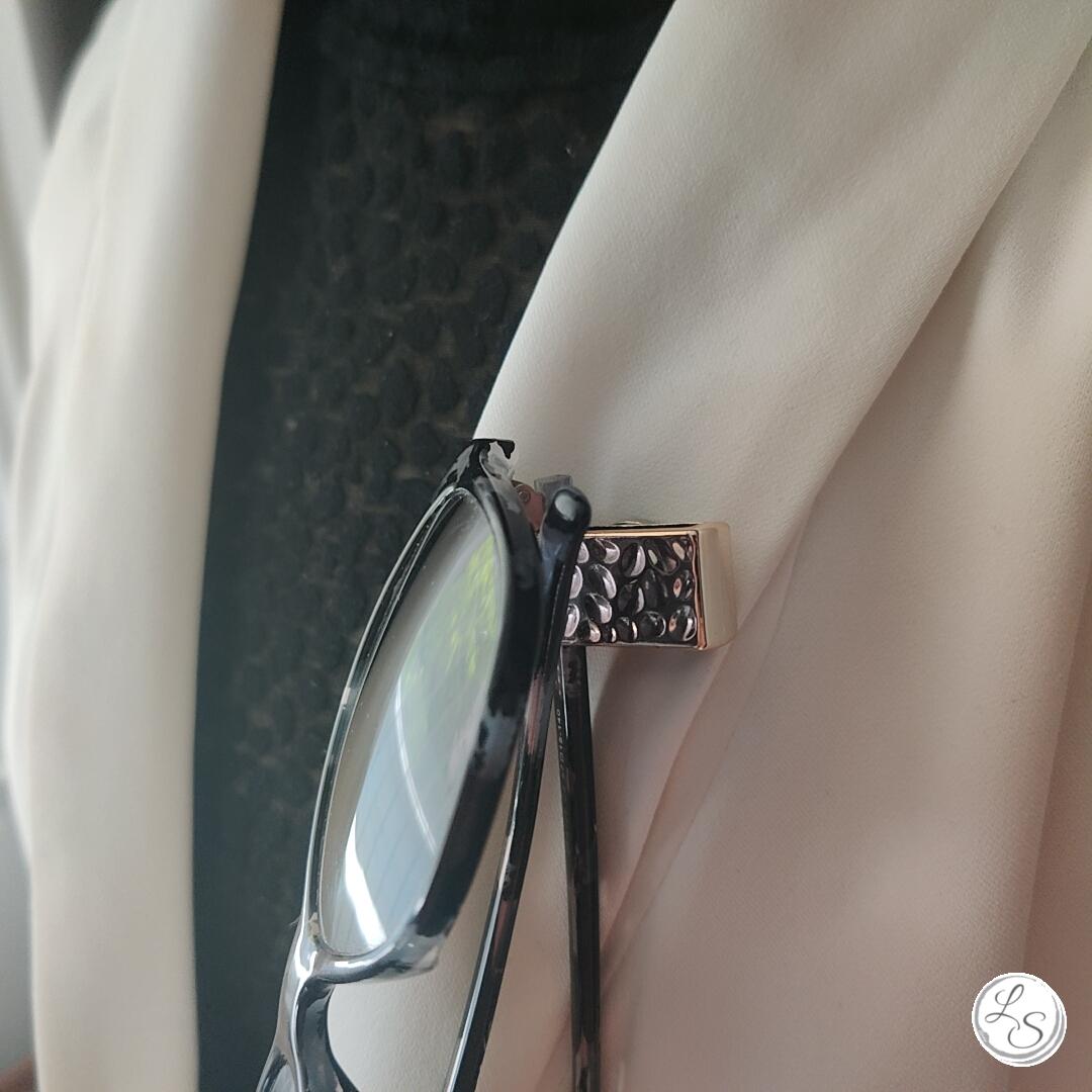 Broche aimantée "Tube rose porte lunettes" – Image 3