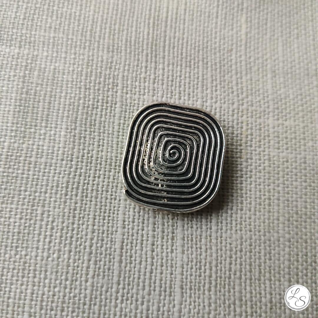 Broche aimantée "Carré spirale" – Image 2
