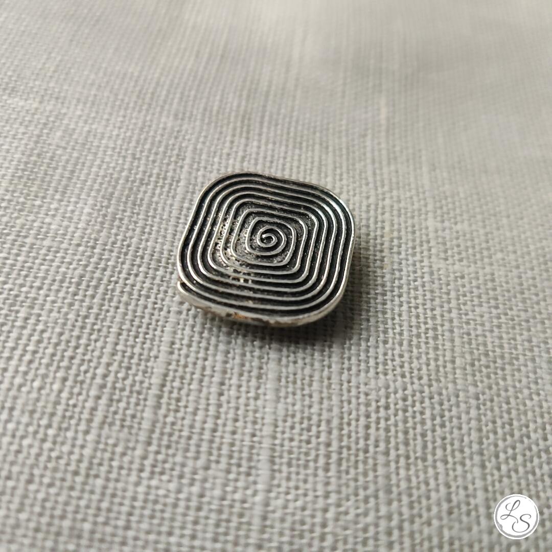 Broche aimantée "Carré spirale"