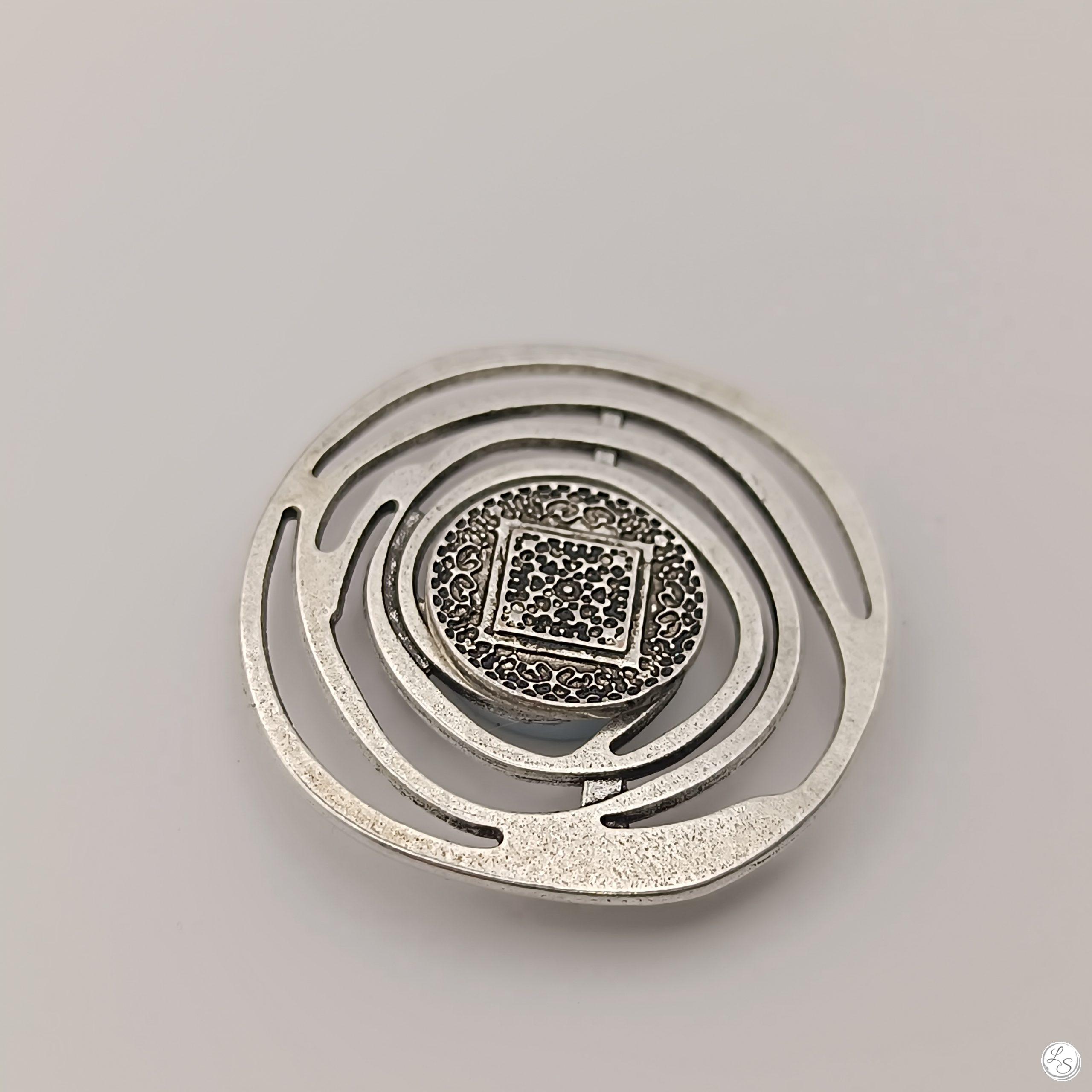 Broche aimantée "Spirale argentée celtique" – Image 4