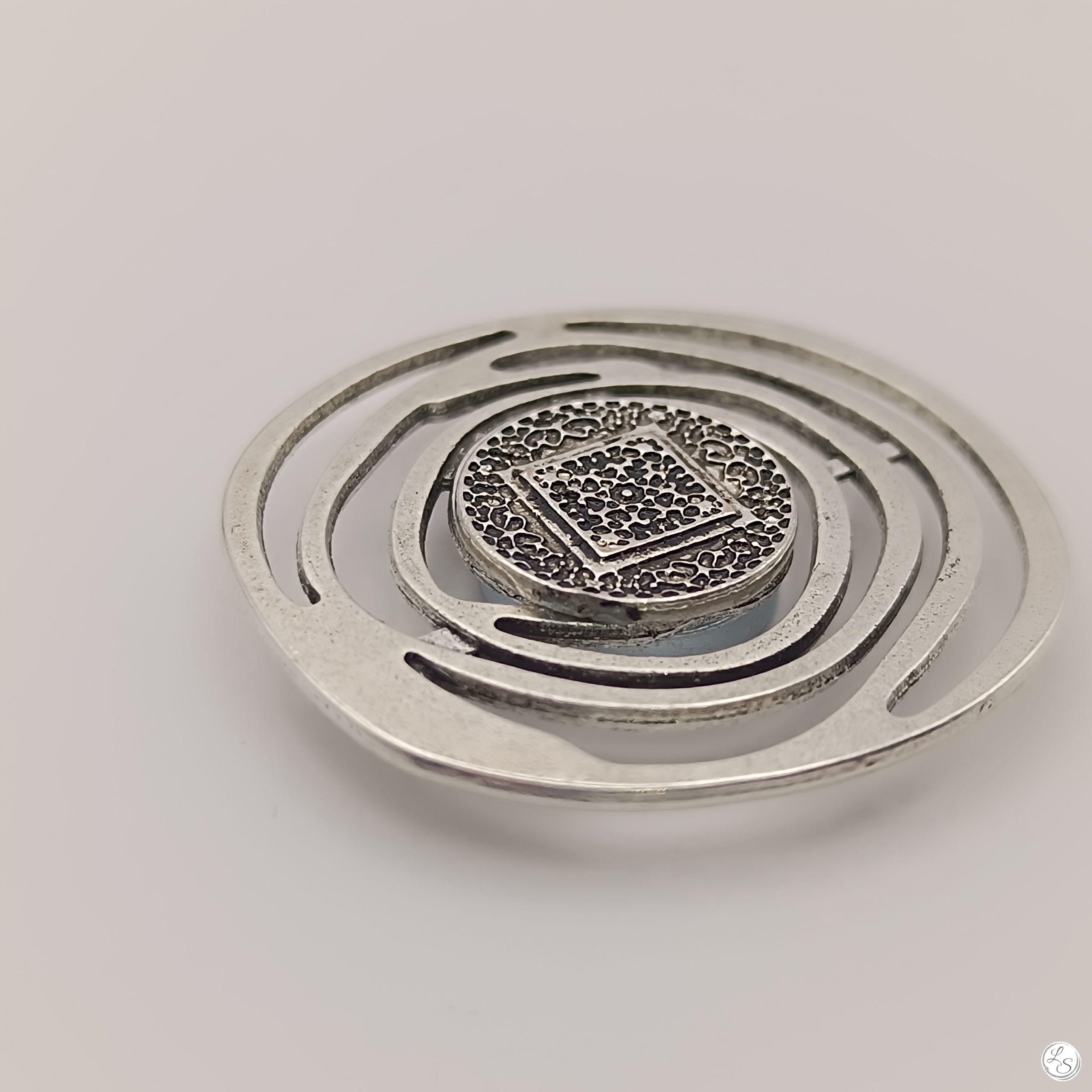 Broche aimantée "Spirale argentée celtique" – Image 3