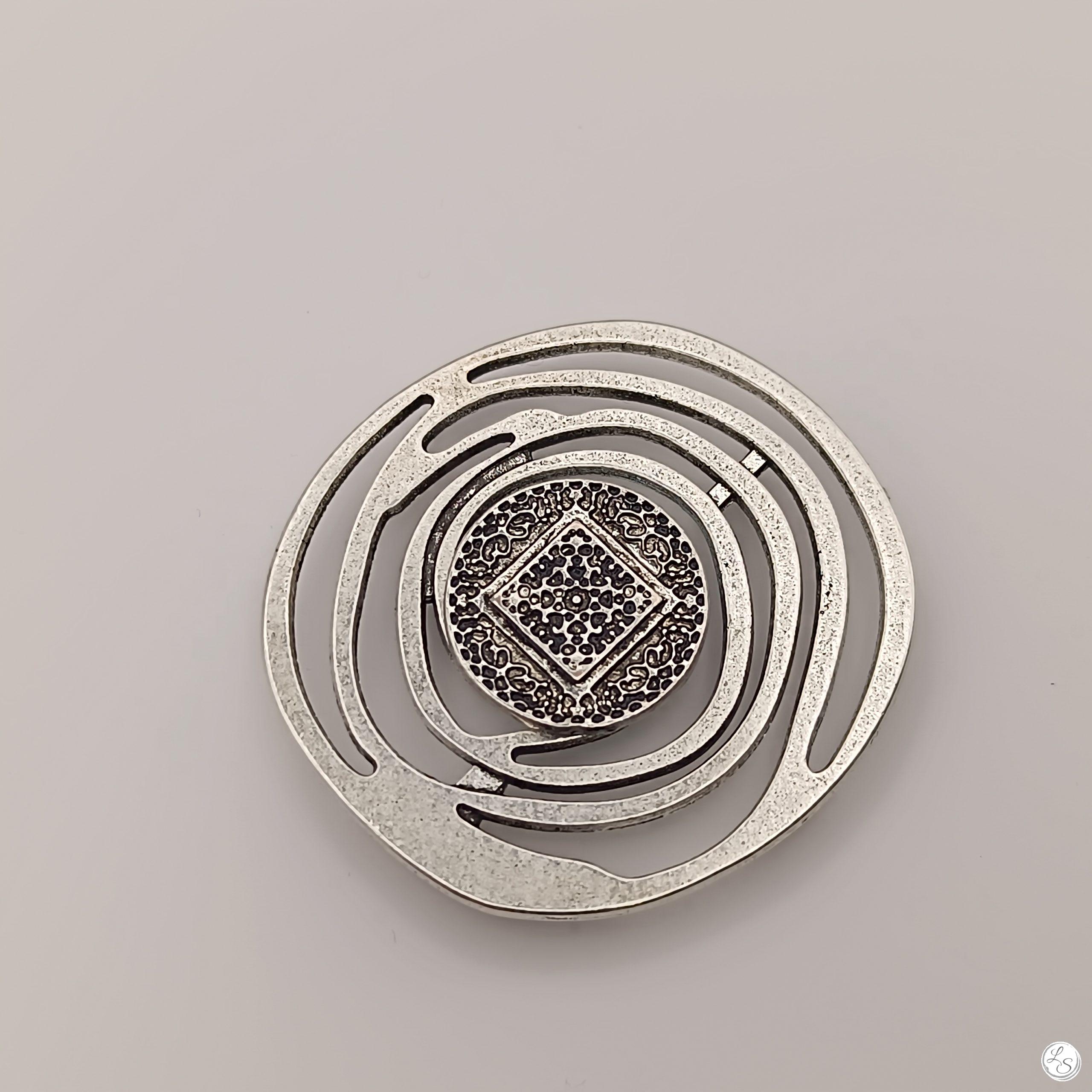 Broche aimantée "Spirale argentée celtique"