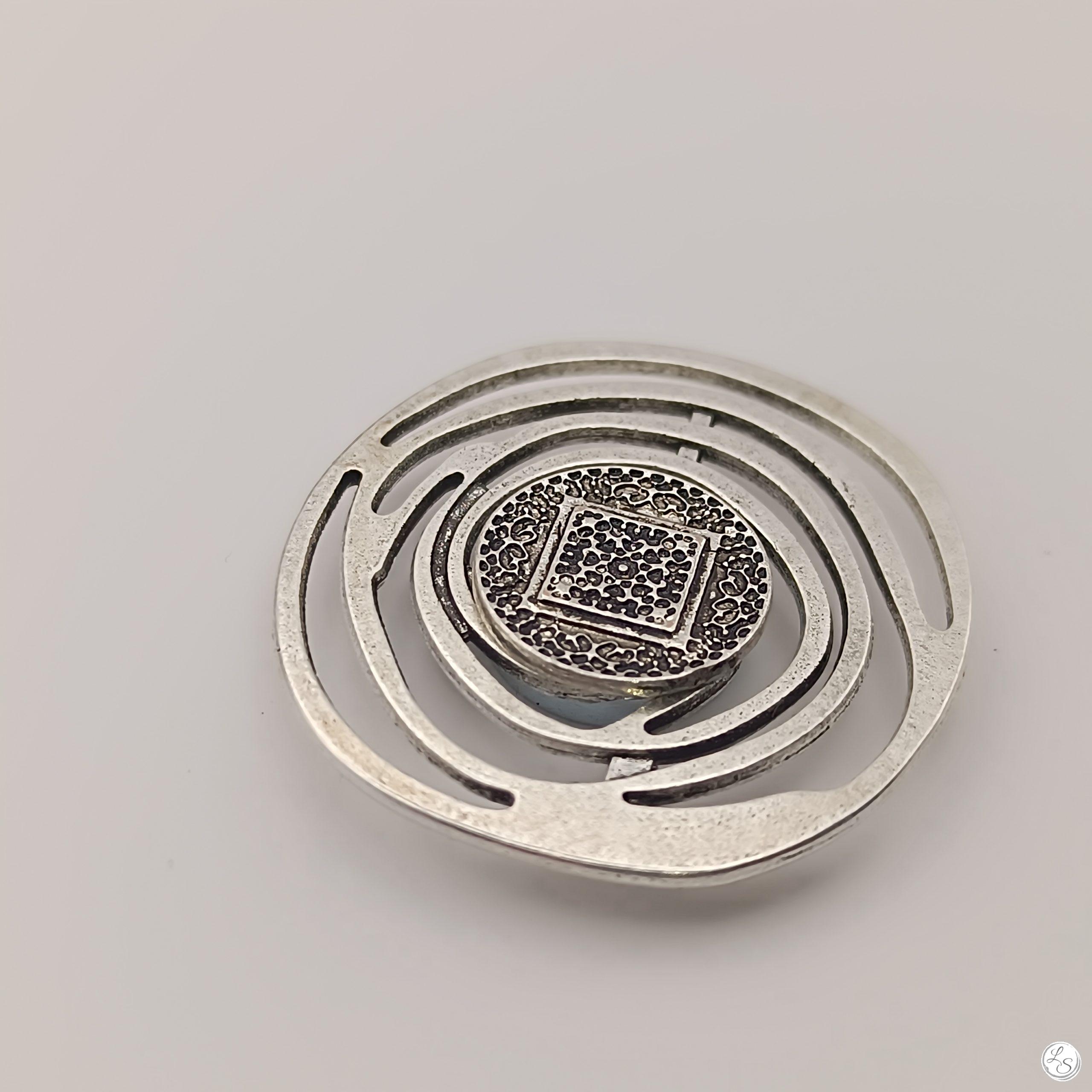 Broche aimantée "Spirale argentée celtique" – Image 2