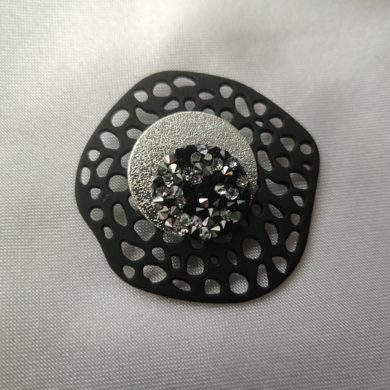 Broche aimantée  "Médaillon noir et Swarovski noir et blanc