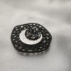 Broche aimantée  "Médaillon noir et Swarovski noir et blanc – Image 2