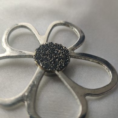 Broche aimantée "Porte lunettes fleur argentée Swarovski metallic"