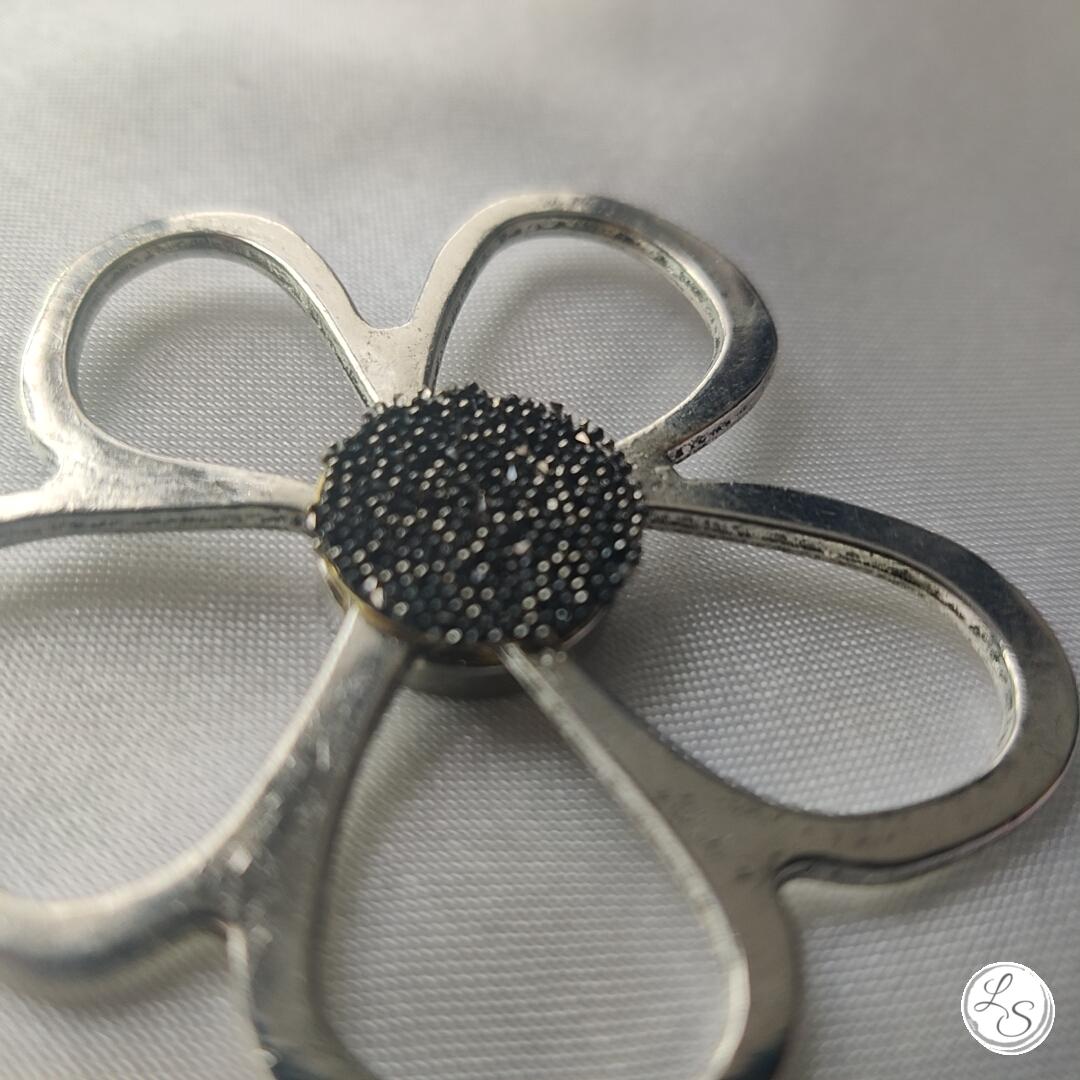 Broche aimantée "Porte lunettes fleur argentée Swarovski metallic"