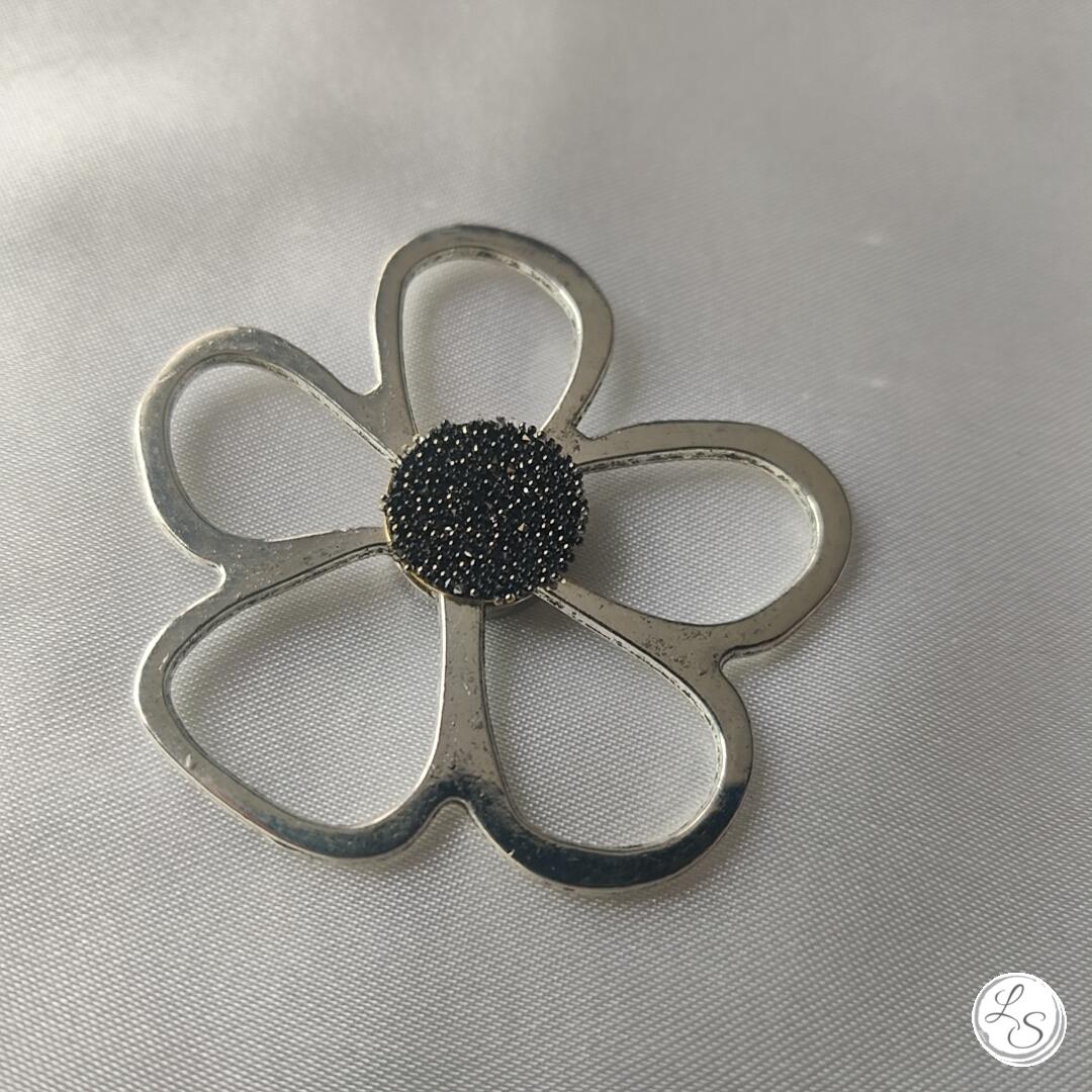 Broche aimantée "Porte lunettes fleur argentée Swarovski metallic" – Image 3