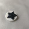 Broche aimantée "Swarovski étoile noire sur nacre" – Image 2