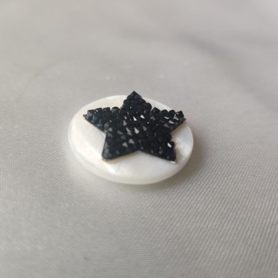 Broche aimantée "Swarovski étoile noire sur nacre"