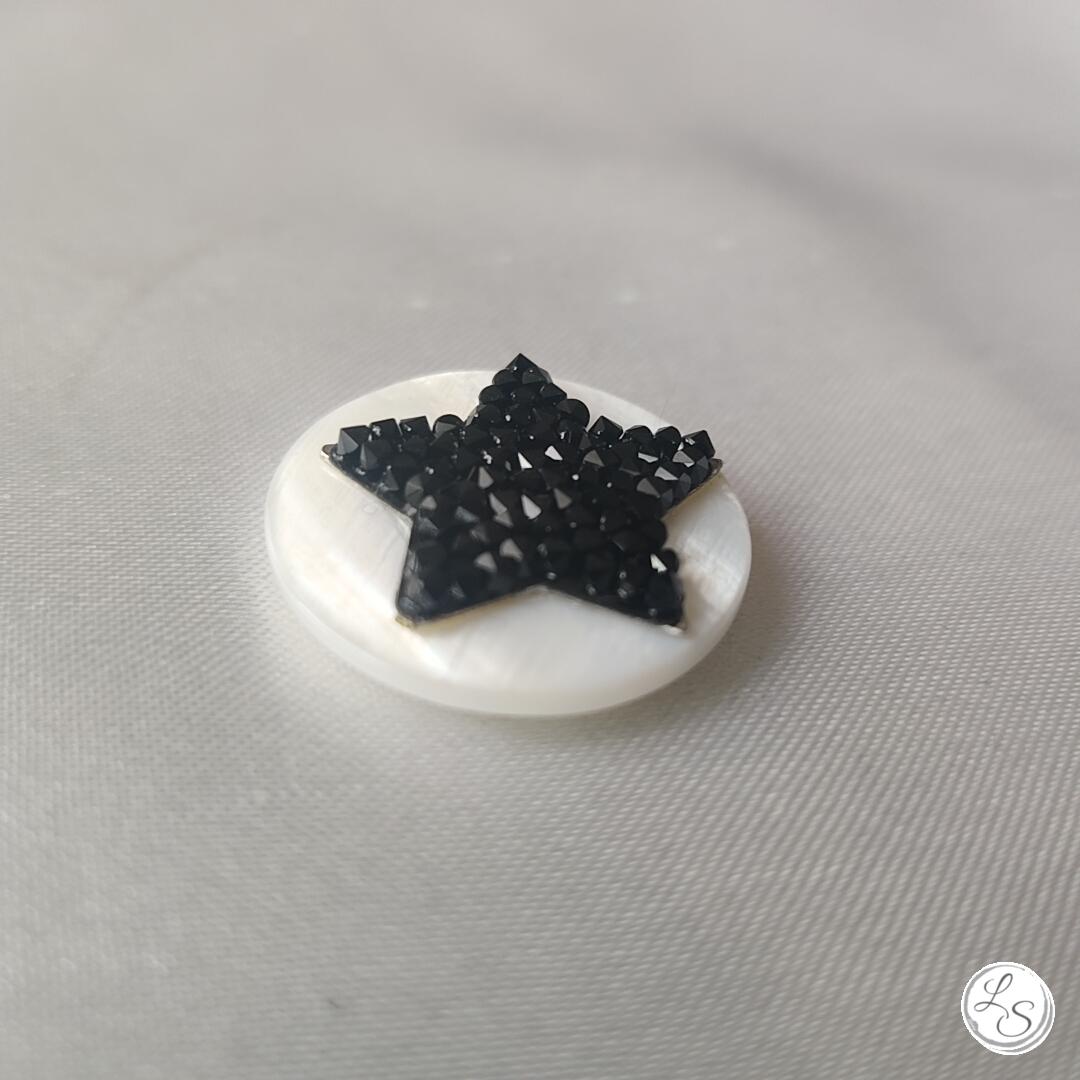 Broche aimantée "Swarovski étoile noire sur nacre"