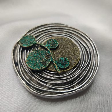 Broche aimantée "Grand médaillon avec ses ronds vert patinés"