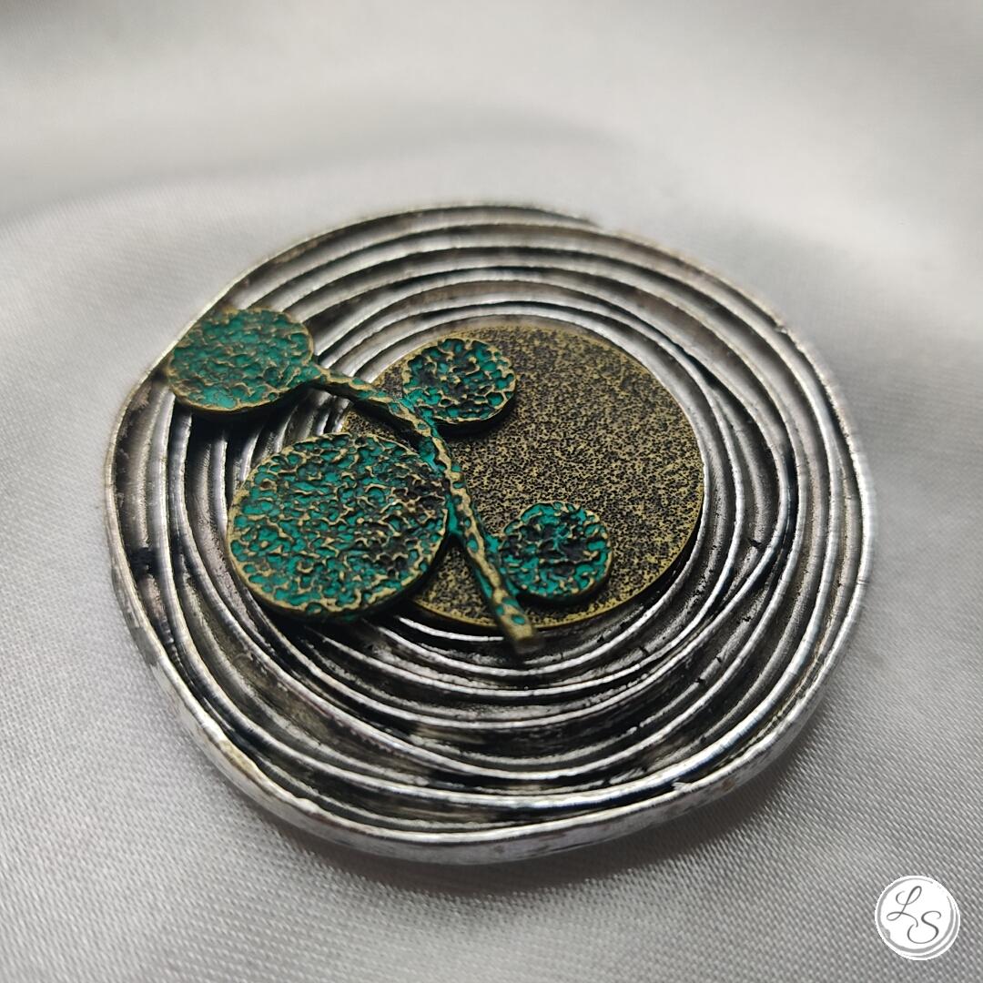 Broche aimantée "Grand médaillon avec ses ronds vert patinés"
