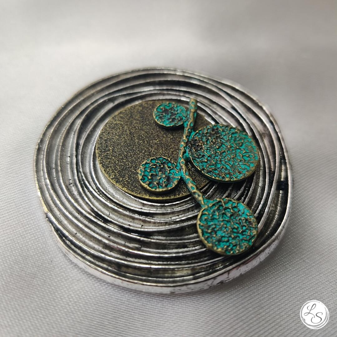 Broche aimantée "Grand médaillon avec ses ronds vert patinés" – Image 2