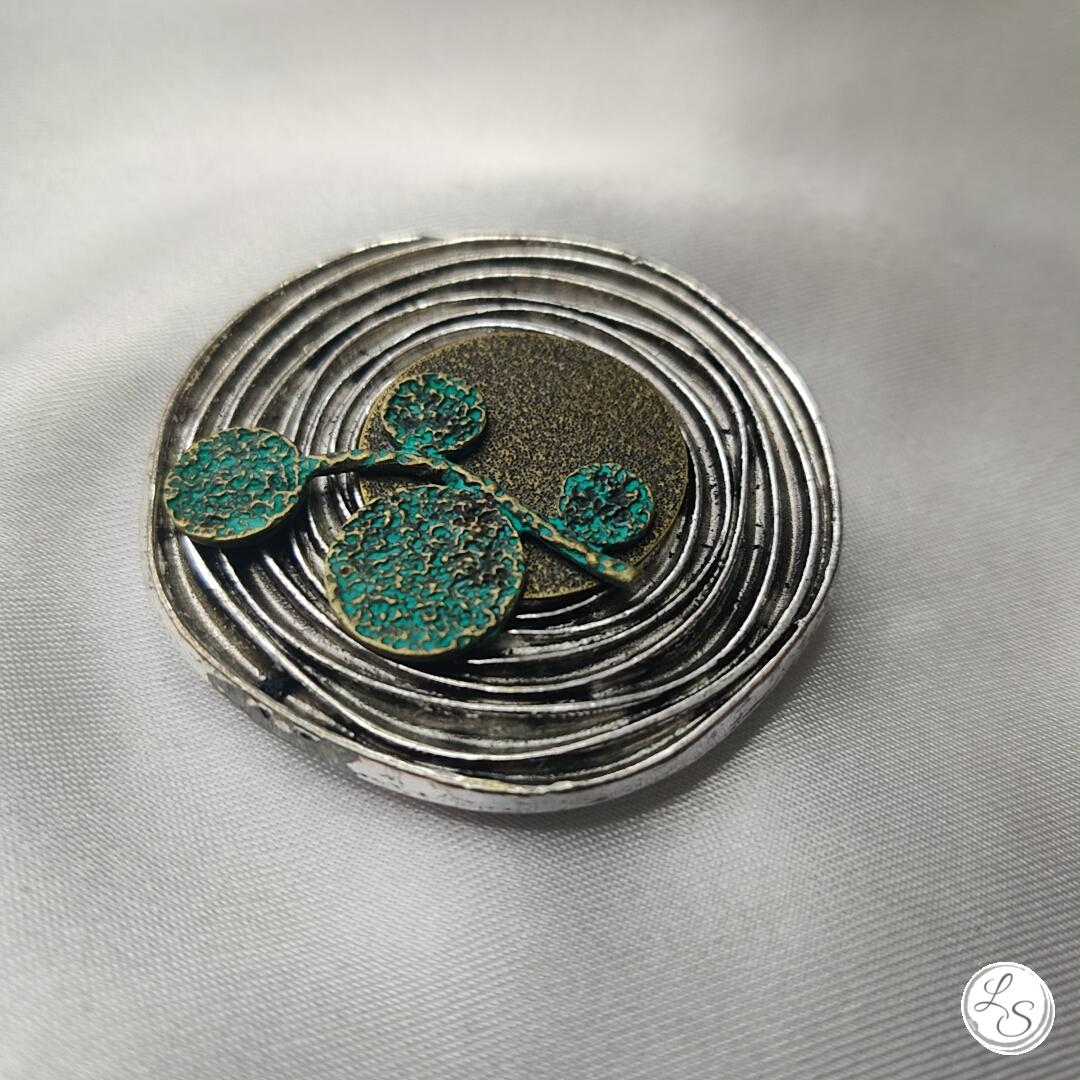 Broche aimantée "Grand médaillon avec ses ronds vert patinés" – Image 3