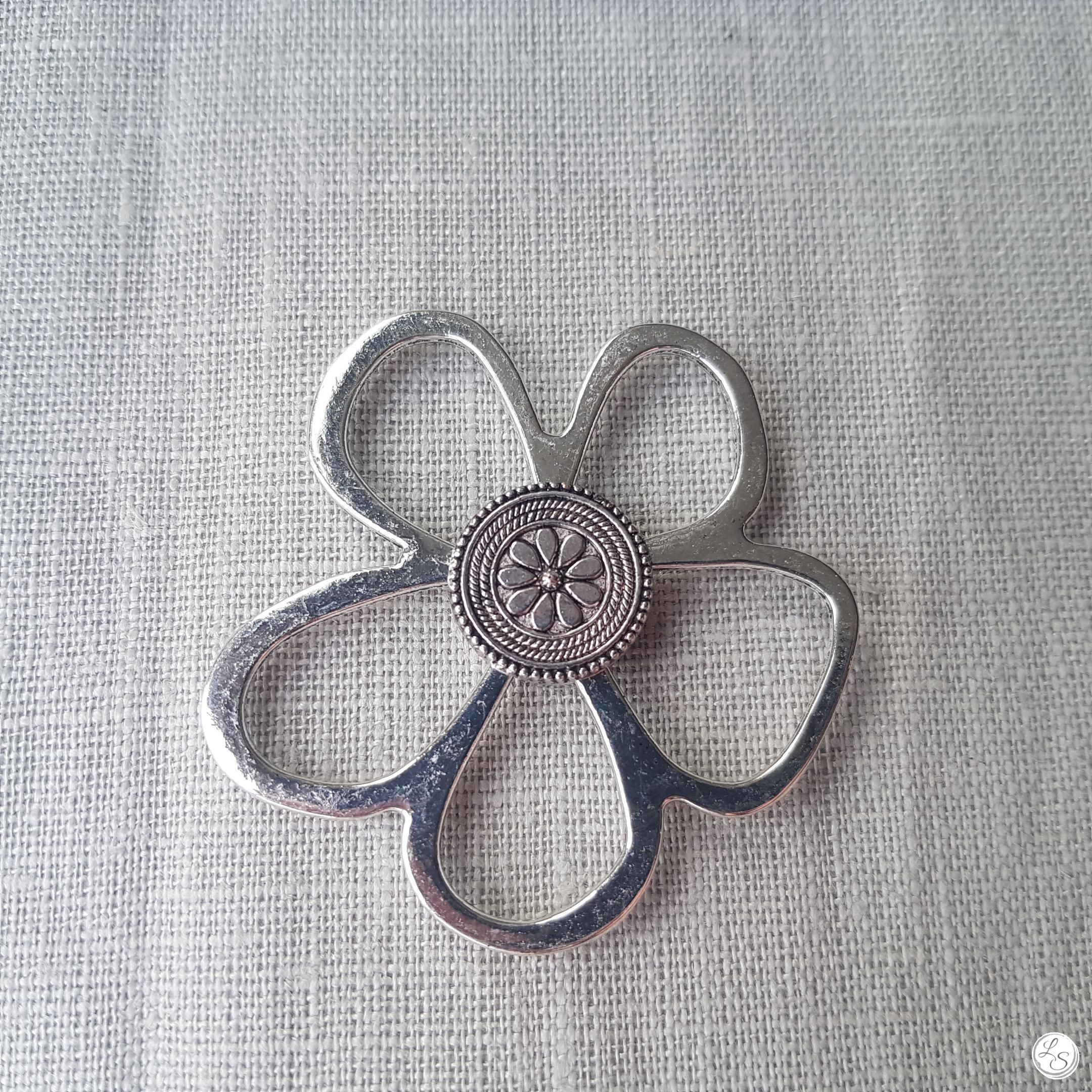 Broche aimantée "Porte lunettes fleur argent Motif fleur "