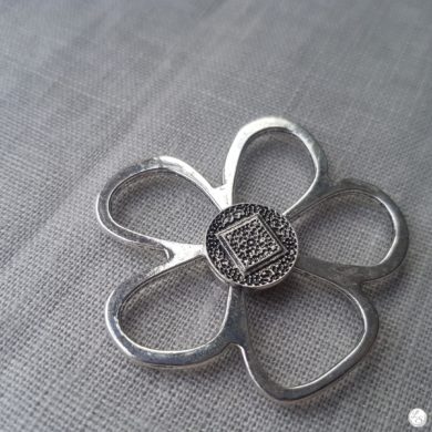 Broche aimantée "Porte lunettes fleur tout argent"